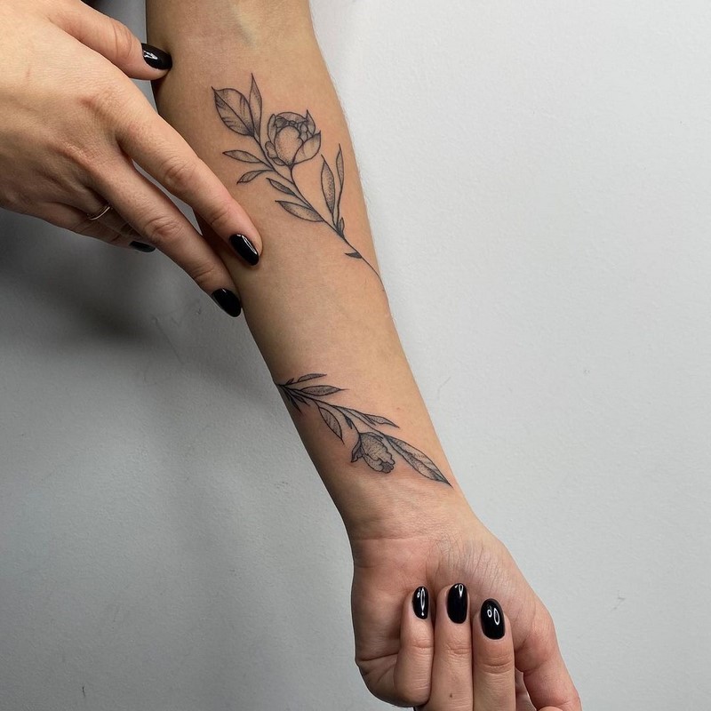 Женские тату на руке 2024-2025: популярные эскизы и примеры татуировок на фото