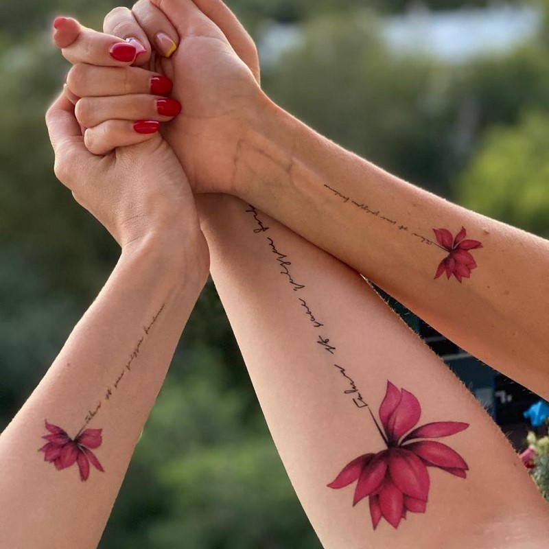 Татуировки с надписями на девушках: самые популярные идеи и фото