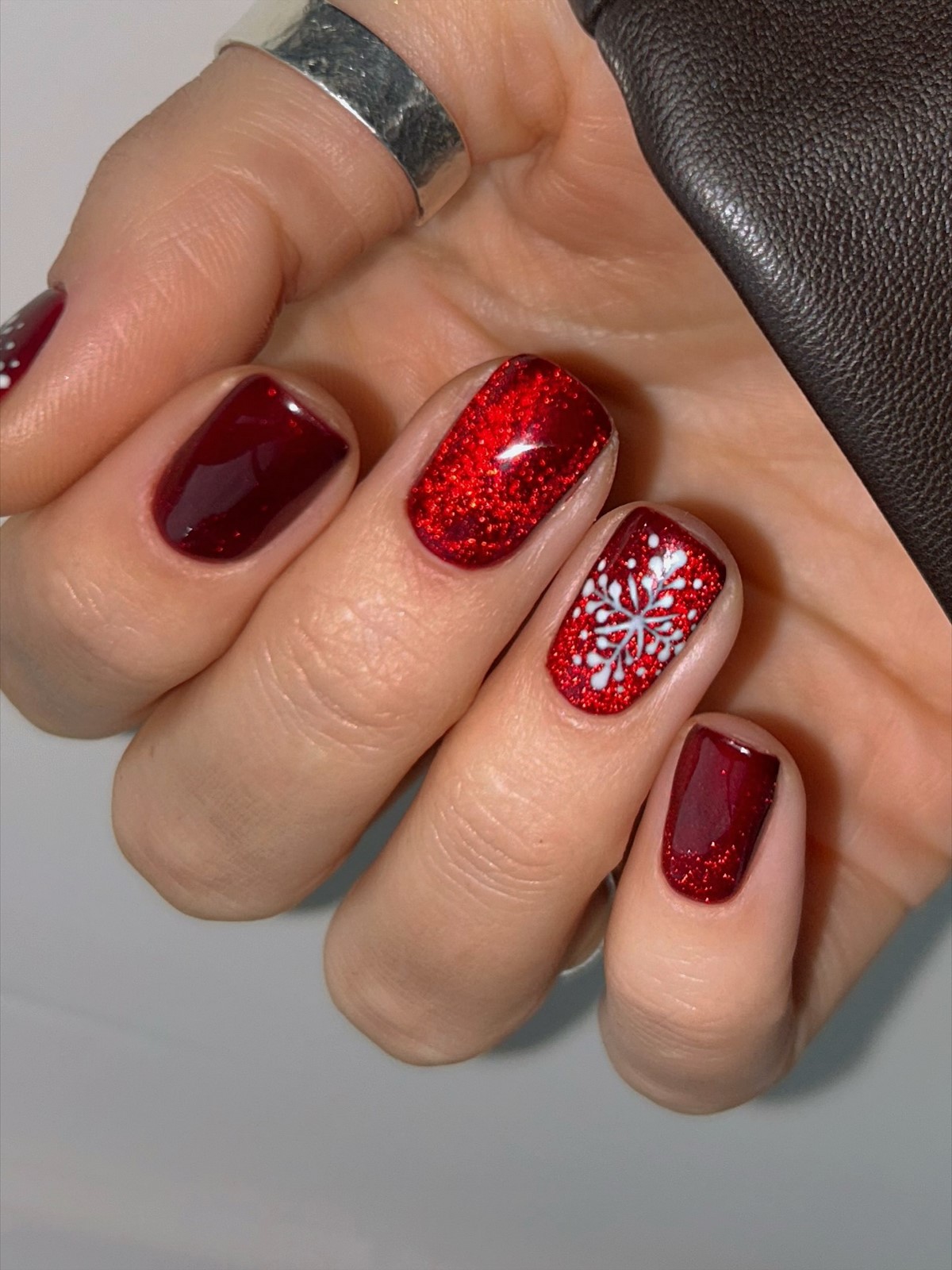 Маникюр на Новый год 2026: топ-7 трендов сезона