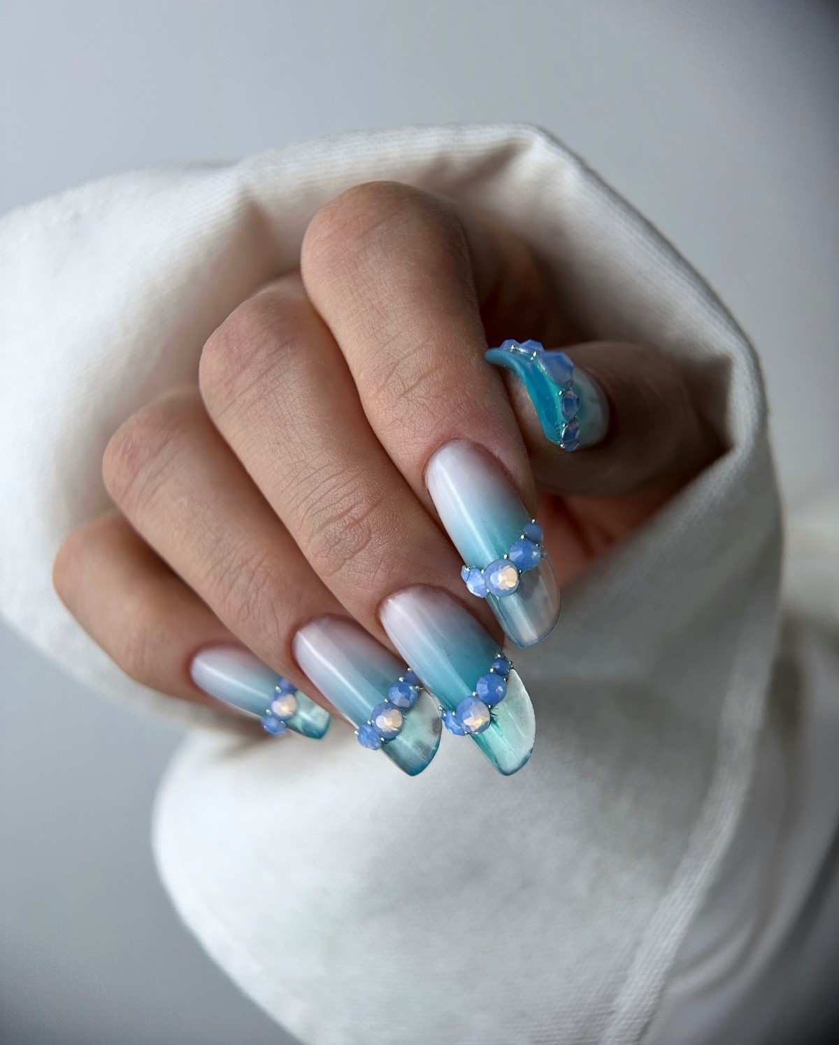 Маникюр на Новый год 2026: топ-7 трендов сезона