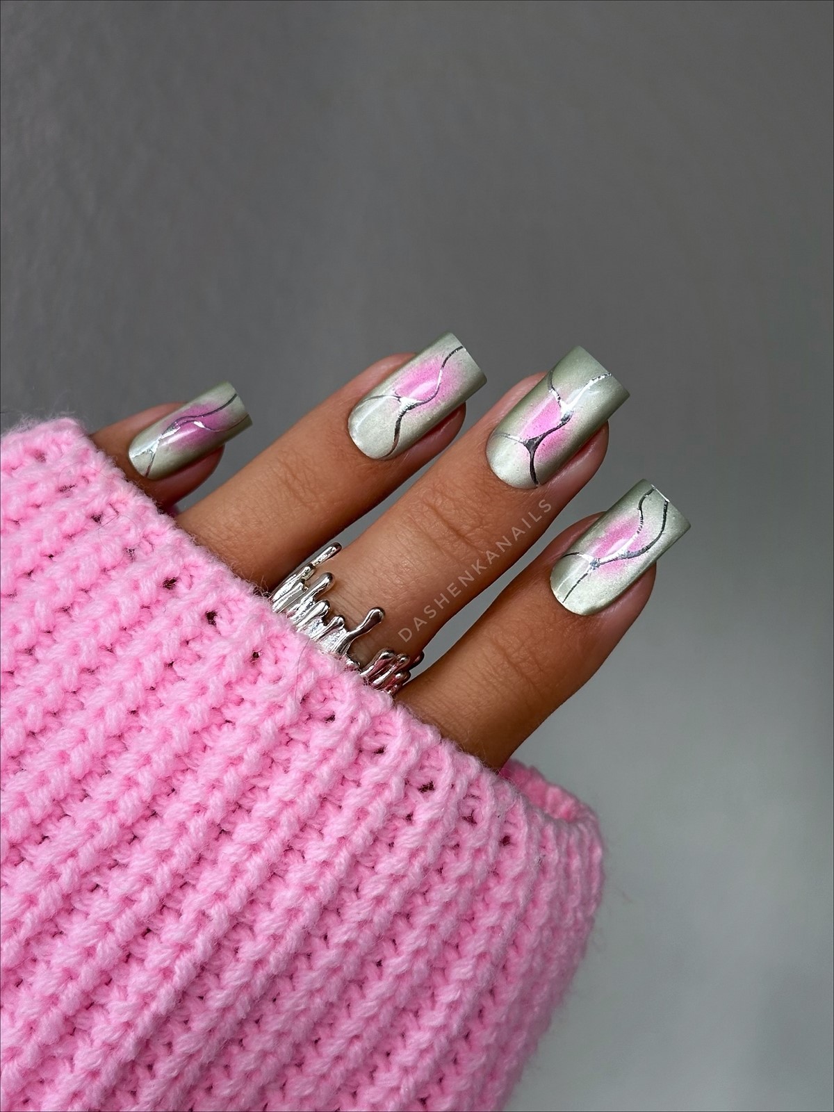 Маникюр на Новый год 2026: топ-7 трендов сезона