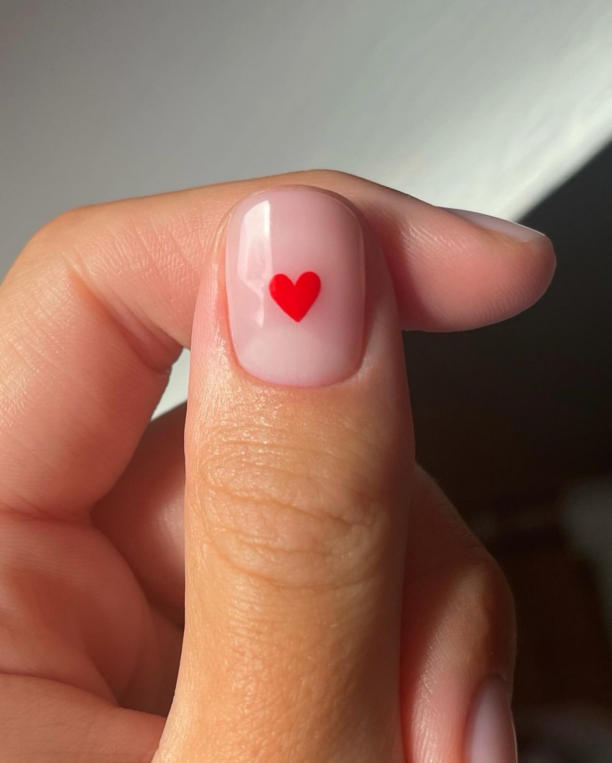 Зимний маникюр в феврале 2026: 5 трендов последнего месяца зимы