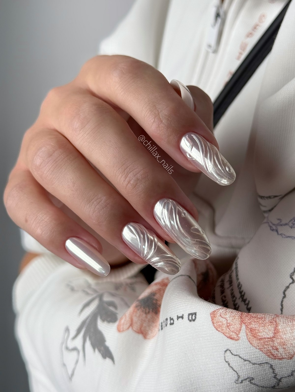 Зимний маникюр в январе 2026: новые тренды месяца 19 Зимний маникюр в январе 2026: новые тренды месяца