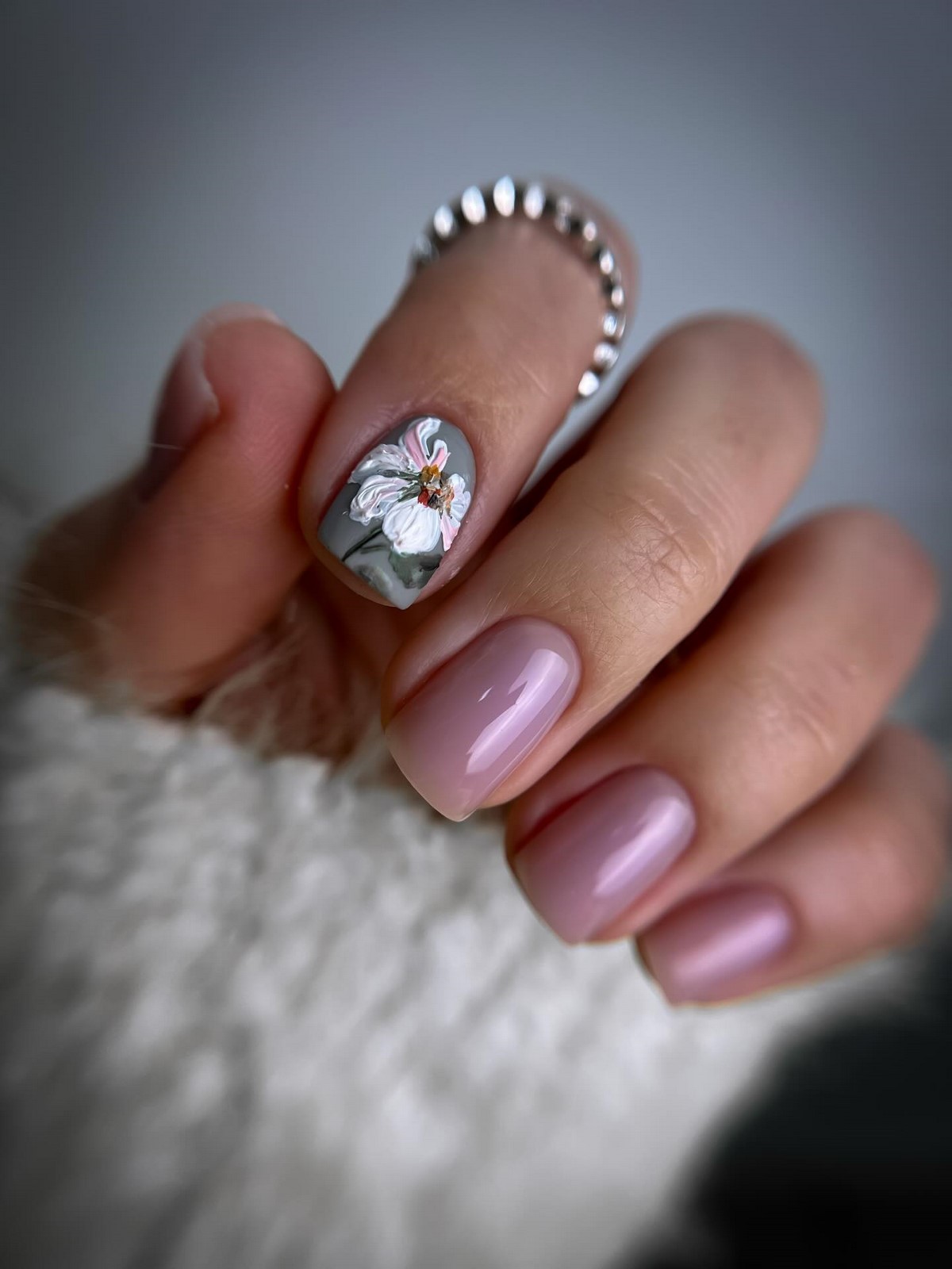 Зимний маникюр в феврале 2026: 5 трендов последнего месяца зимы