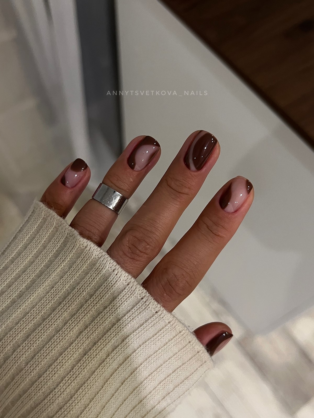 Шоколадный маникюр на январь 2026: тренд зимы