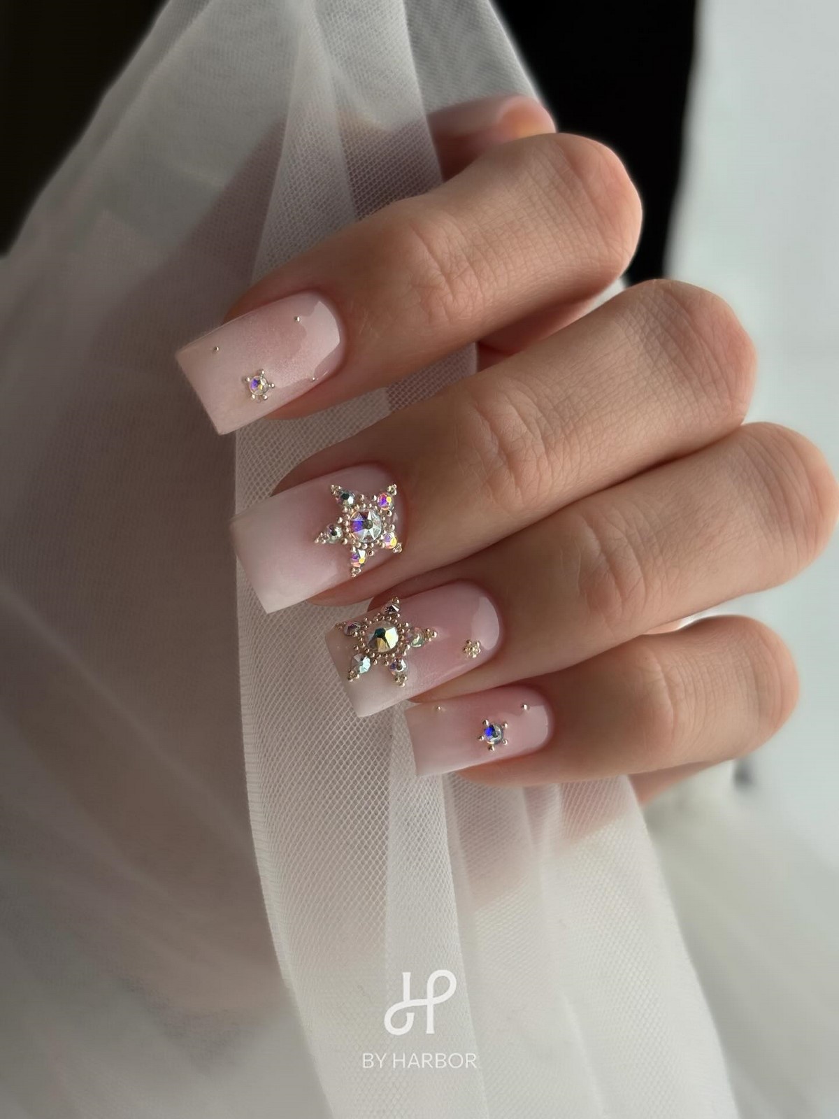 Зимний маникюр в феврале 2026: 5 трендов последнего месяца зимы