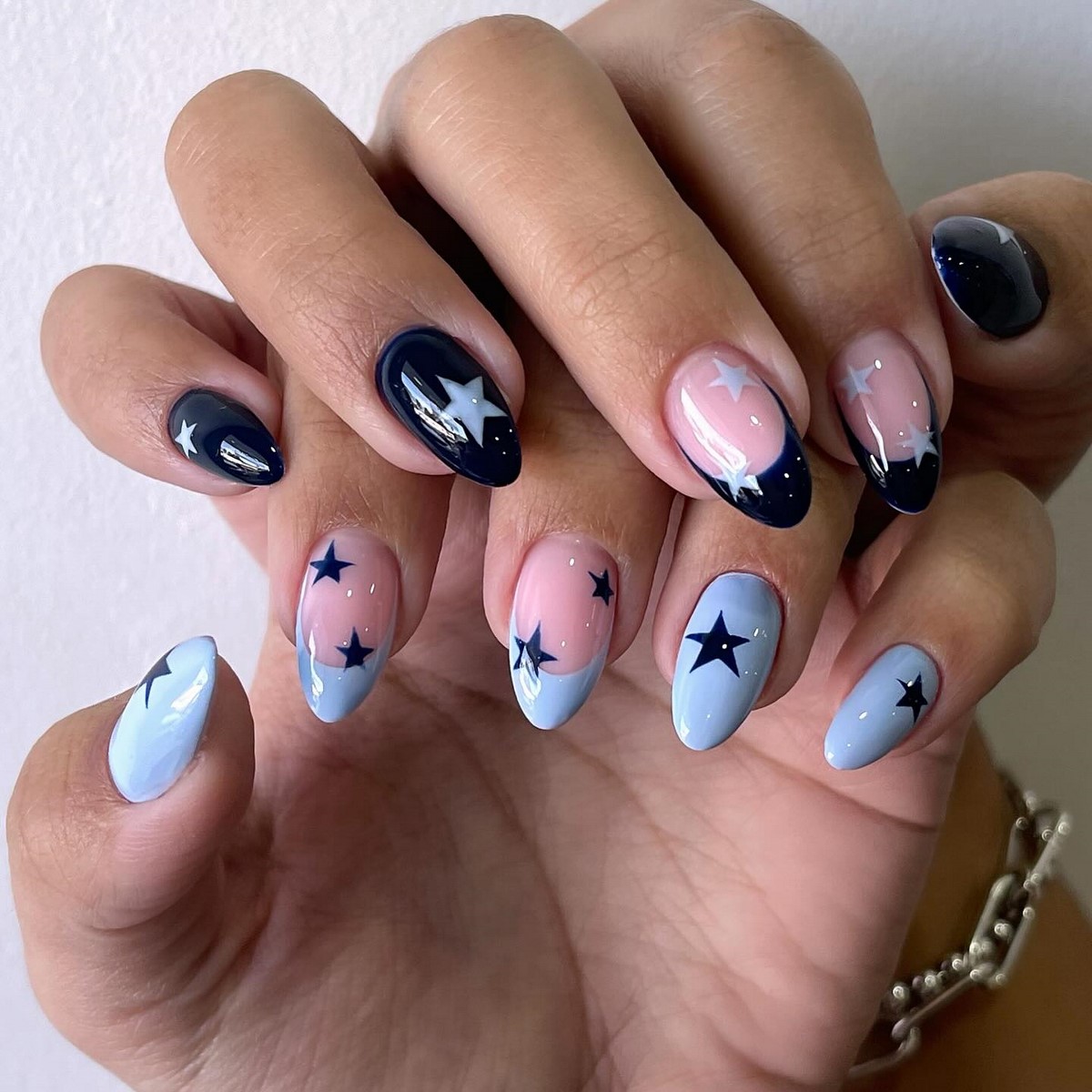 Новинки френч-маникюра 2026: шикарные зимние дизайны