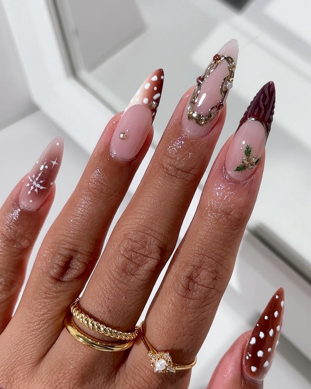 Зимний маникюр в феврале 2026: 5 трендов последнего месяца зимы