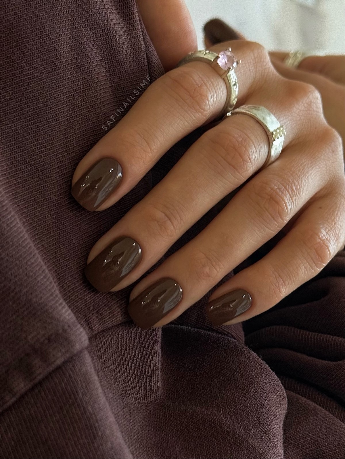 Шоколадный маникюр на январь 2026: тренд зимы
