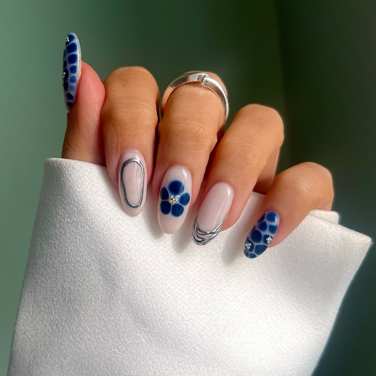 Зимний маникюр в феврале 2026: 5 трендов последнего месяца зимы