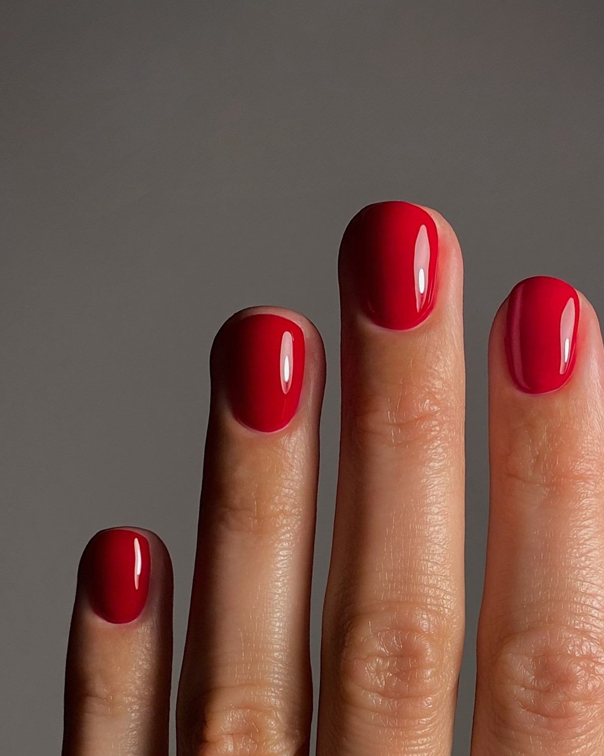 Зимний маникюр в феврале 2026: 5 трендов последнего месяца зимы