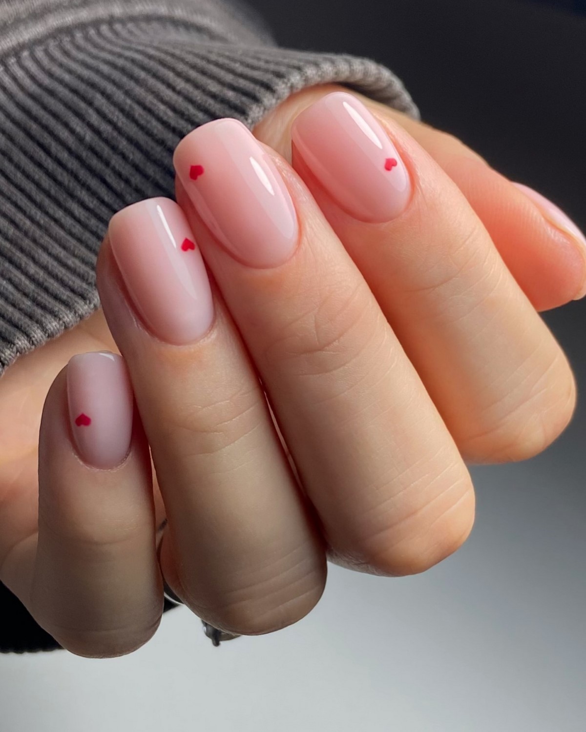 Зимний маникюр в феврале 2026: 5 трендов последнего месяца зимы