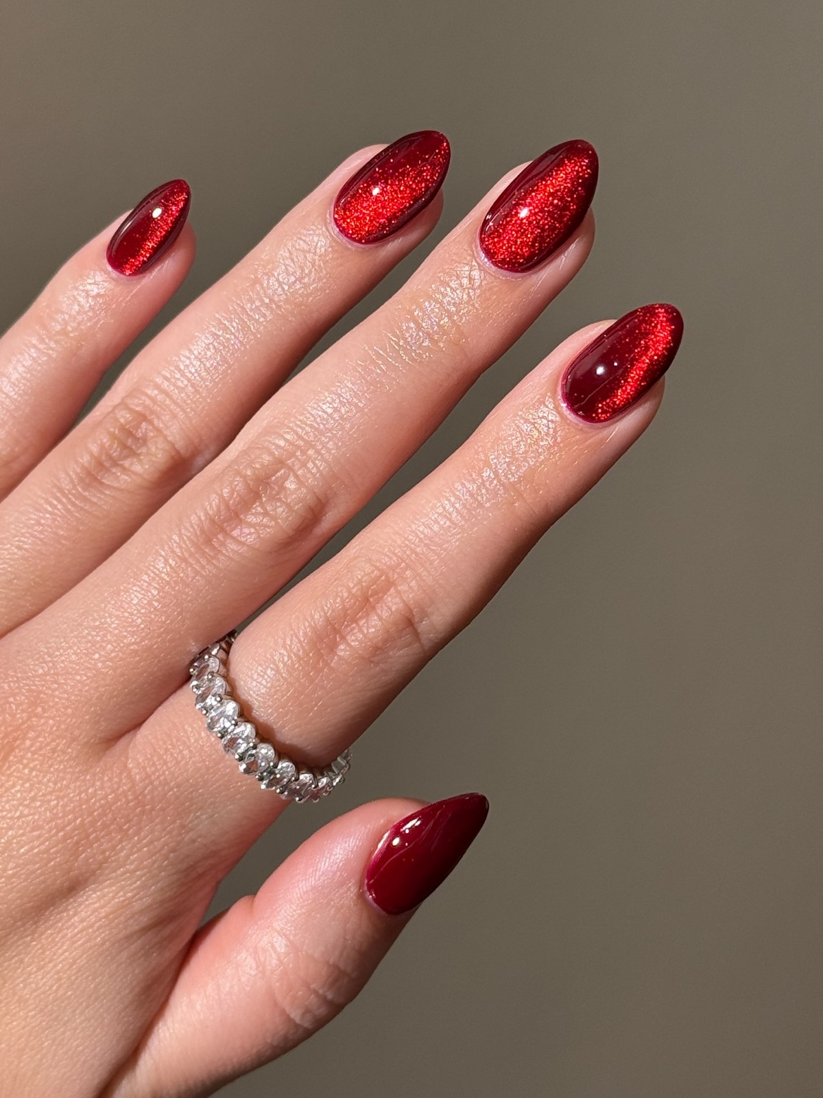 Зимний маникюр в феврале 2026: 5 трендов последнего месяца зимы