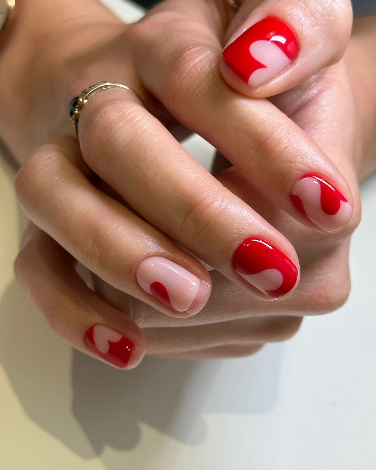 Зимний маникюр в феврале 2026: 5 трендов последнего месяца зимы