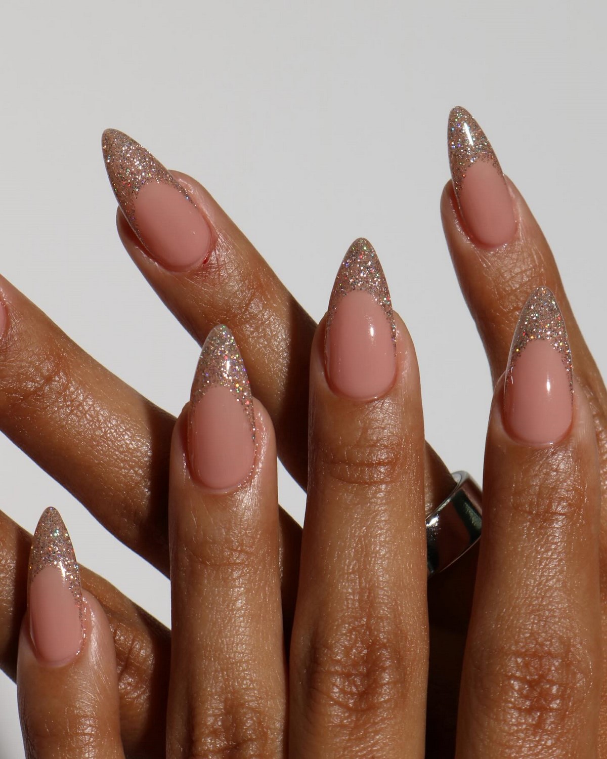 Зимний маникюр в феврале 2026: 5 трендов последнего месяца зимы