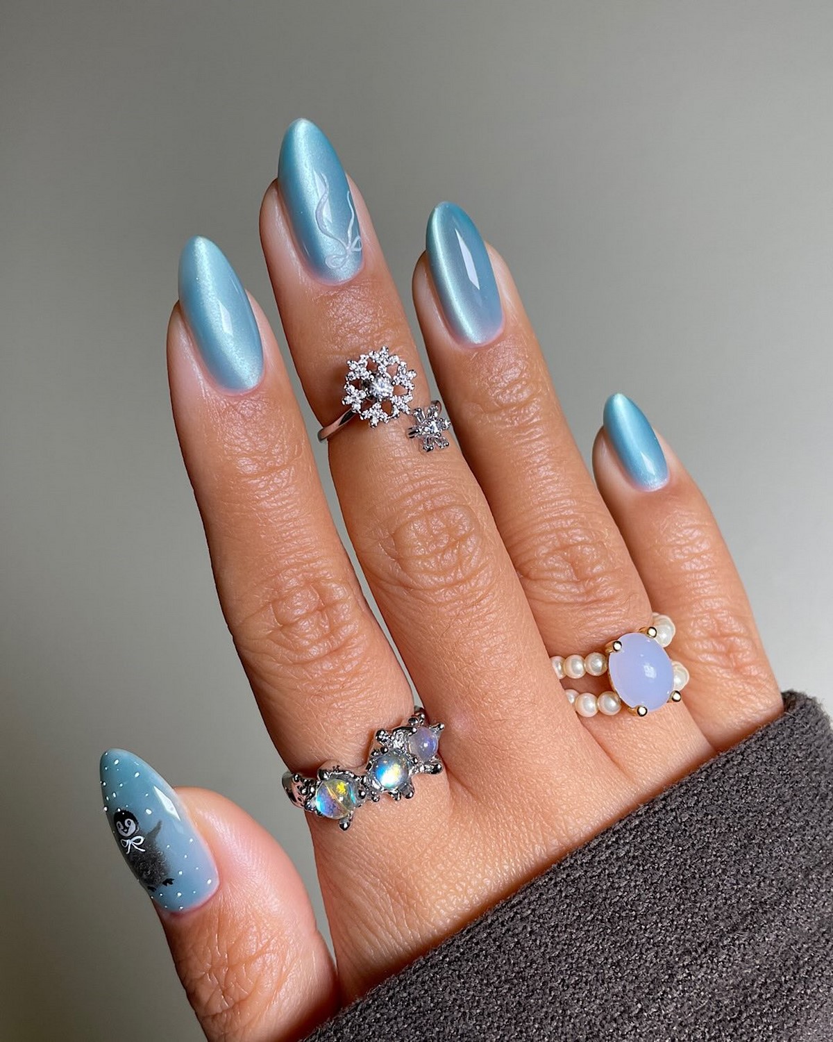 Зимний маникюр в феврале 2026: 5 трендов последнего месяца зимы