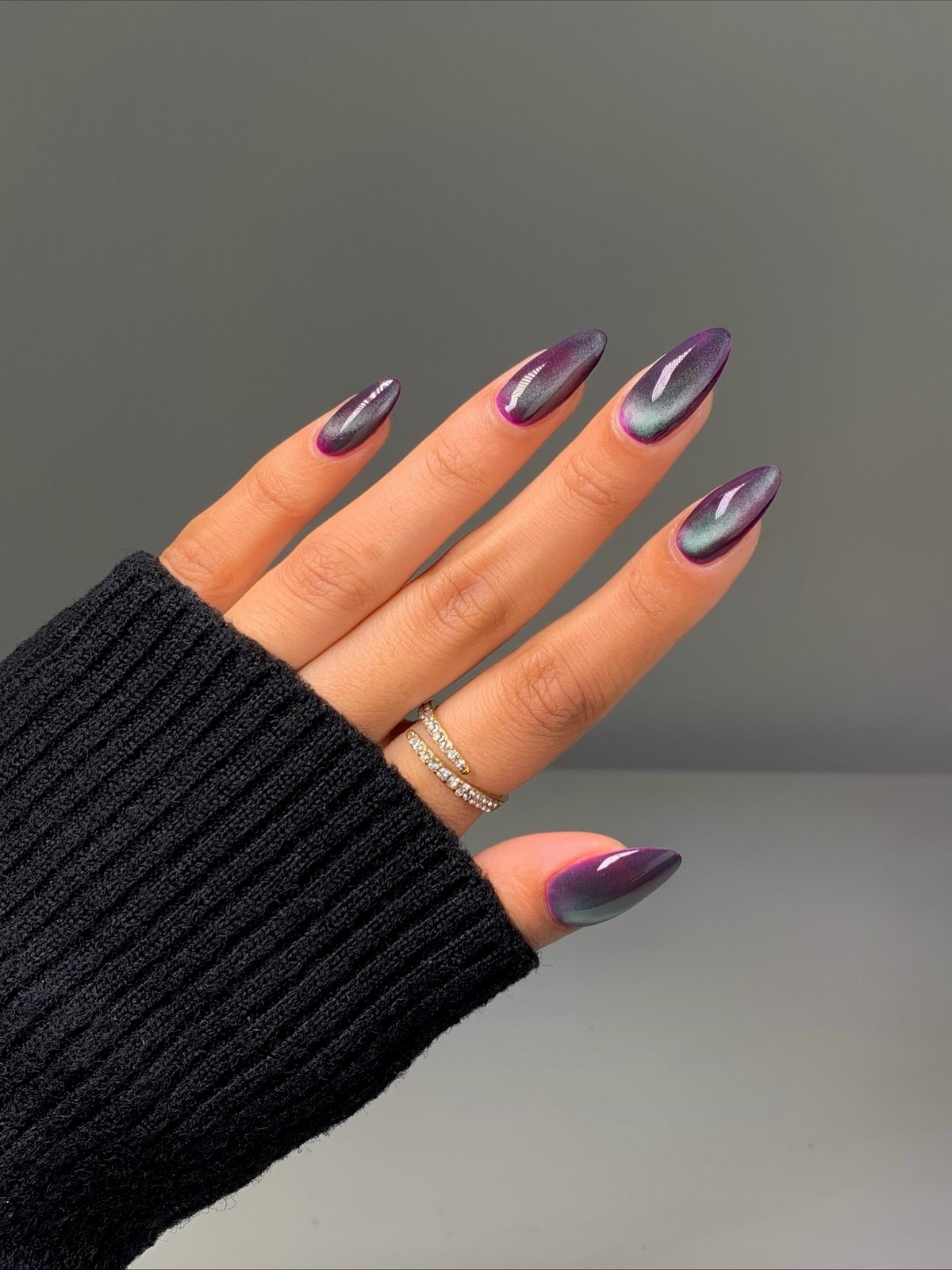 Зимний маникюр в январе 2026: новые тренды месяца 36 Зимний маникюр в январе 2026: новые тренды месяца