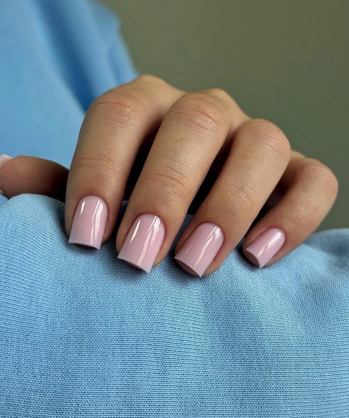 Нежный маникюр в феврале 2026: эстетика легкости и тепла