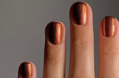 Почему темные короткие ногти выглядят особенно дорого в 2026 году