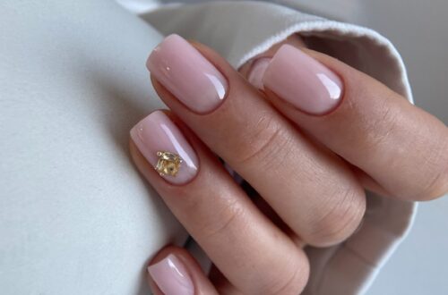 Зимний маникюр с металлическим декором: шик сезона