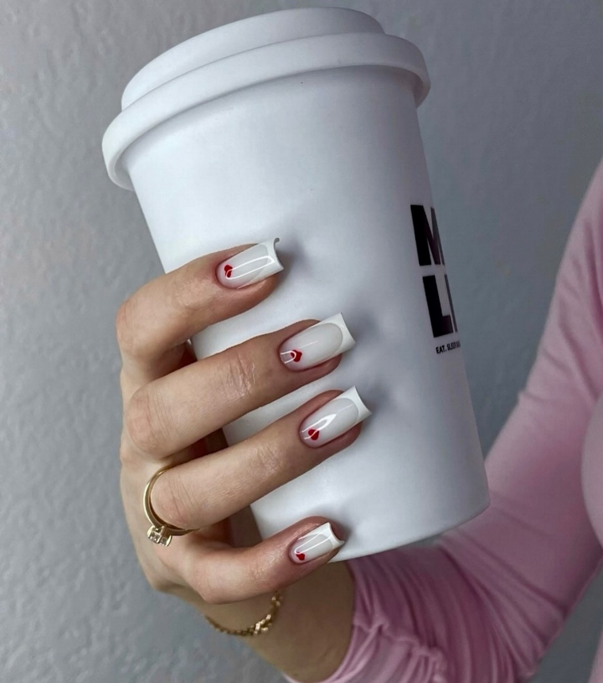 Маникюр с сердечками в феврале 2026: тренды для романтиков