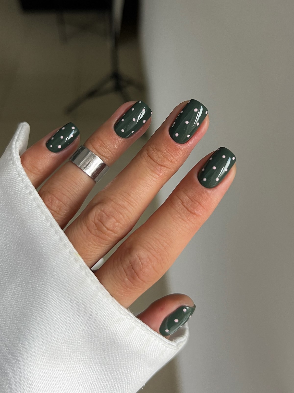 Почему темные короткие ногти выглядят особенно дорого в 2026 году