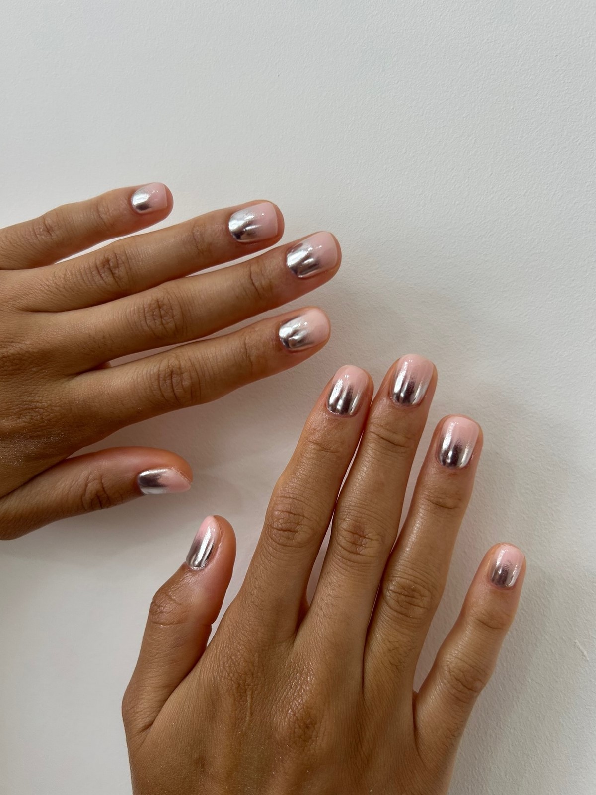 Зимний маникюр с металлическим декором: шик сезона