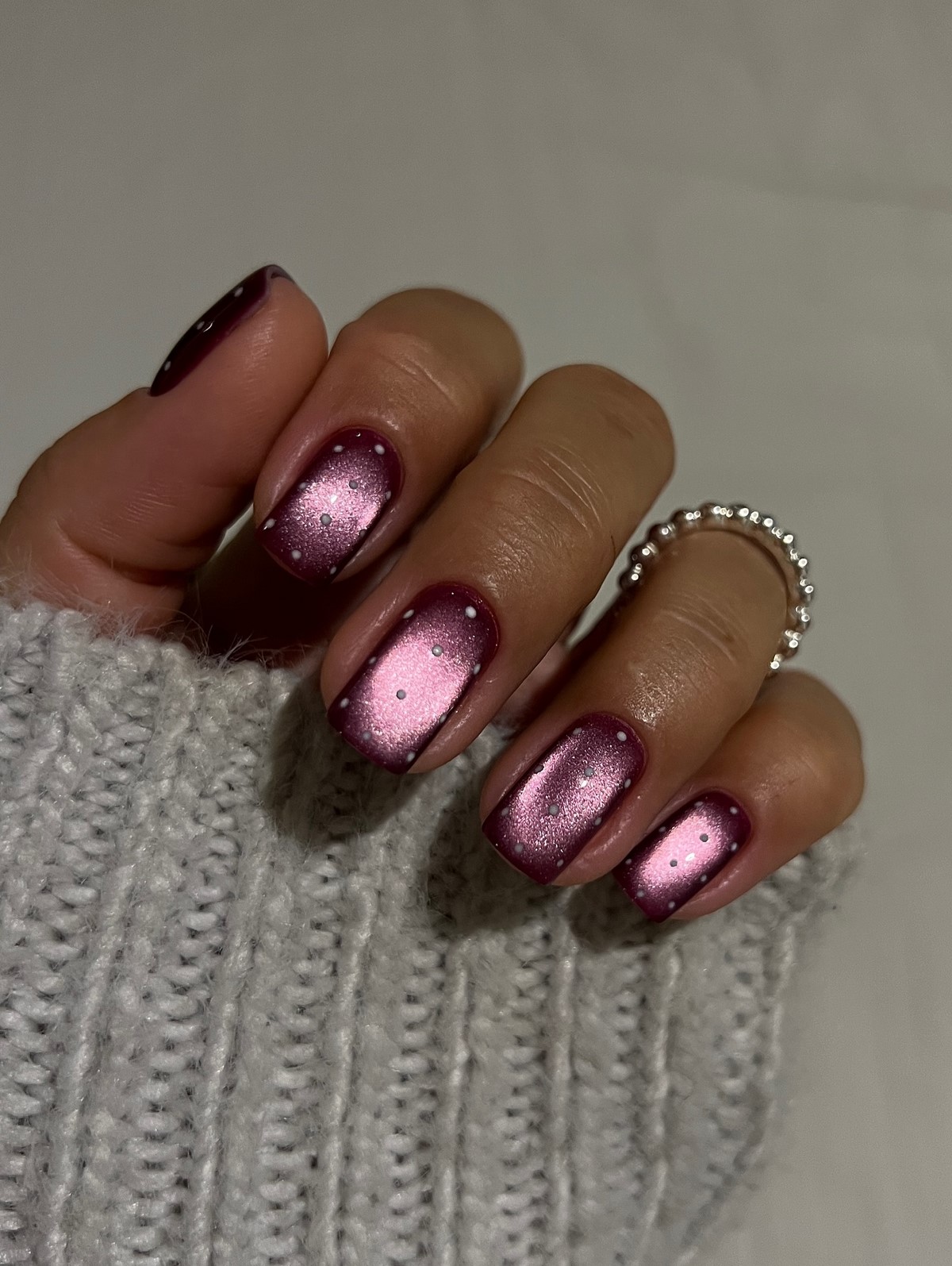 Зимний маникюр в горох на февраль 2026 года