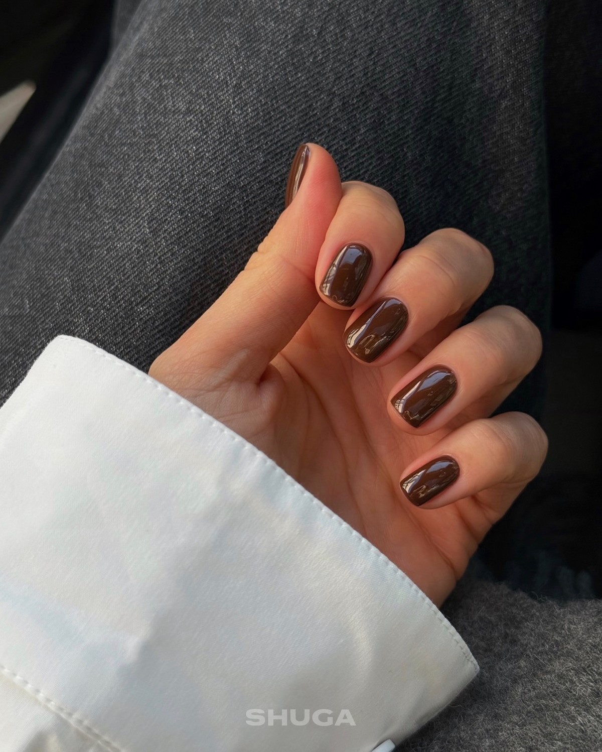 Почему темные короткие ногти выглядят особенно дорого в 2026 году