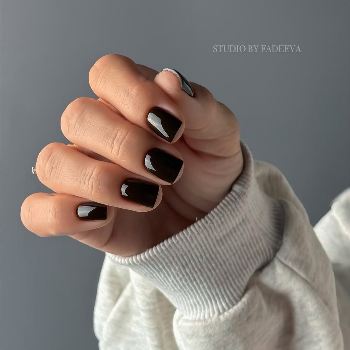 Почему темные короткие ногти выглядят особенно дорого в 2026 году