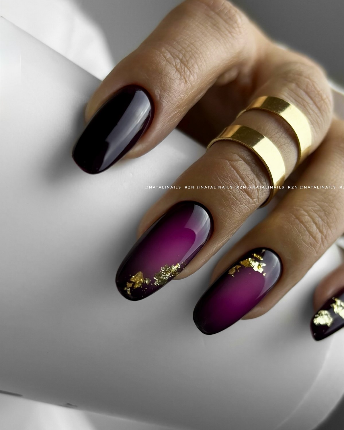 Зимний маникюр с металлическим декором: шик сезона