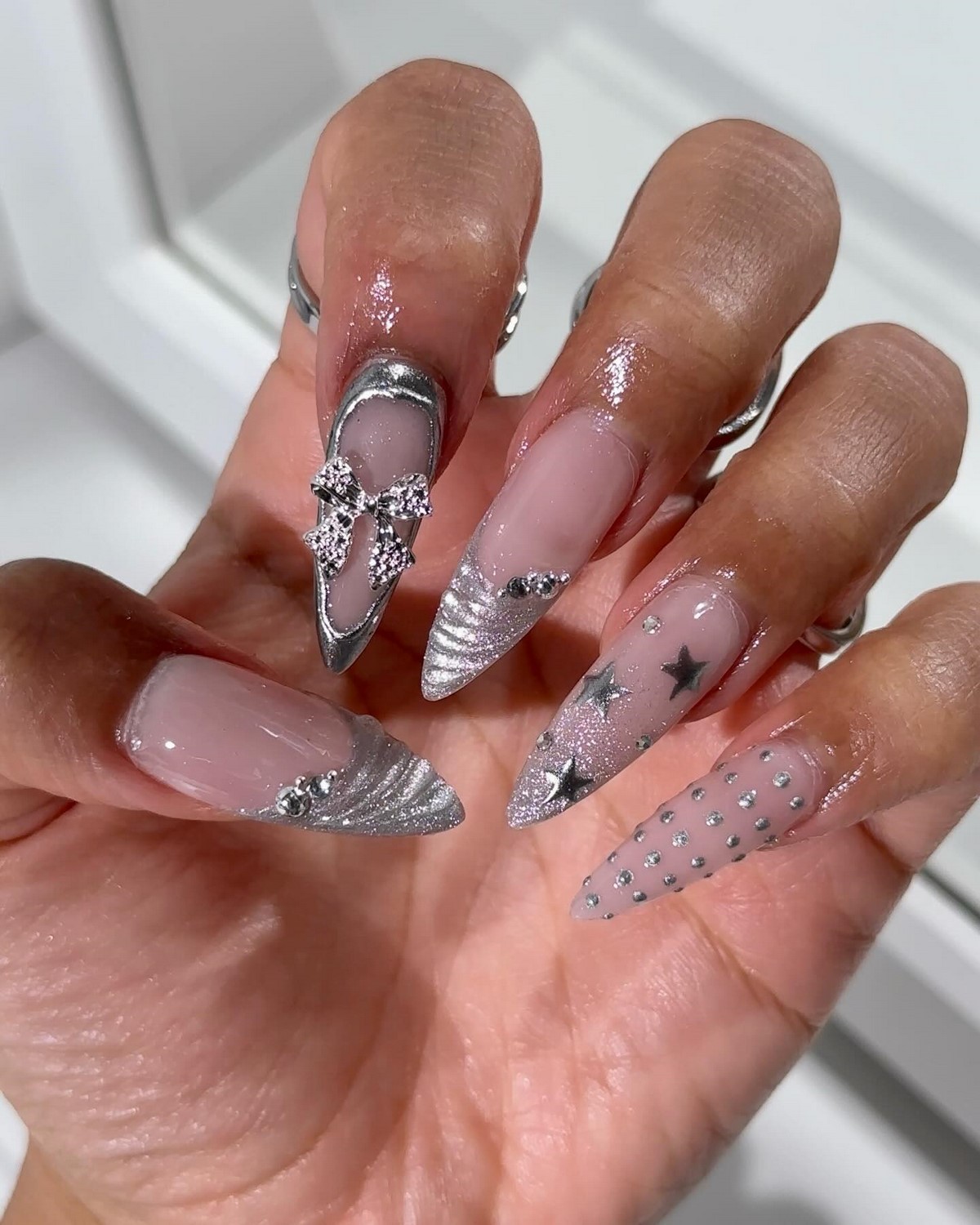 Зимний маникюр с металлическим декором: шик сезона