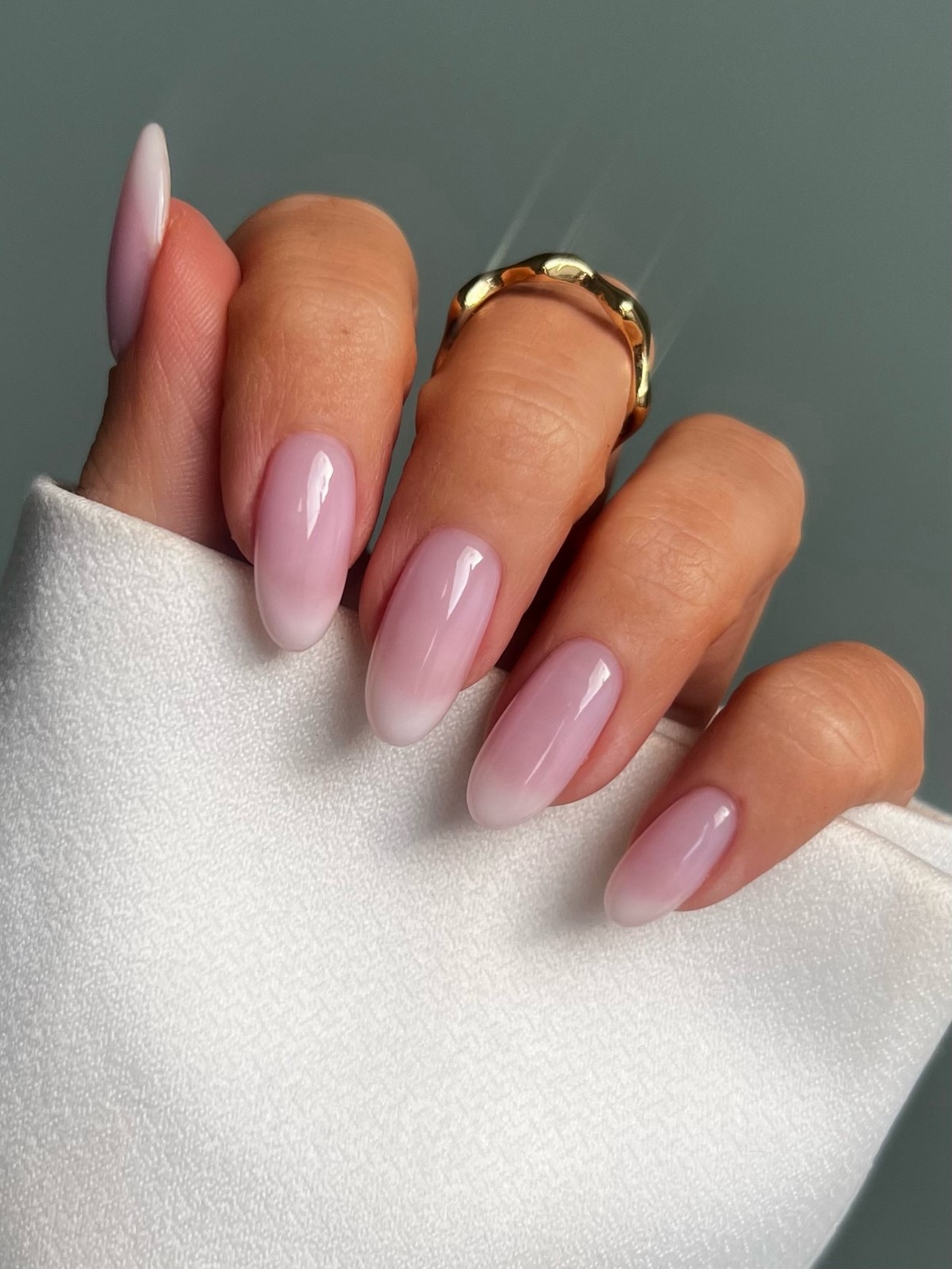 Нежный маникюр в феврале 2026: эстетика легкости и тепла