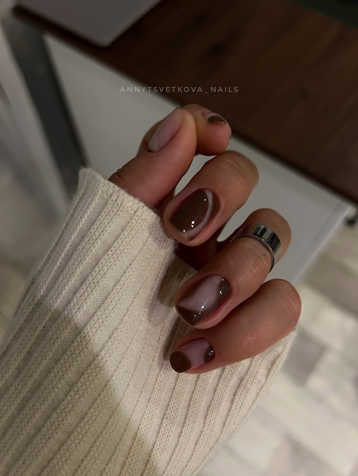 Почему темные короткие ногти выглядят особенно дорого в 2026 году