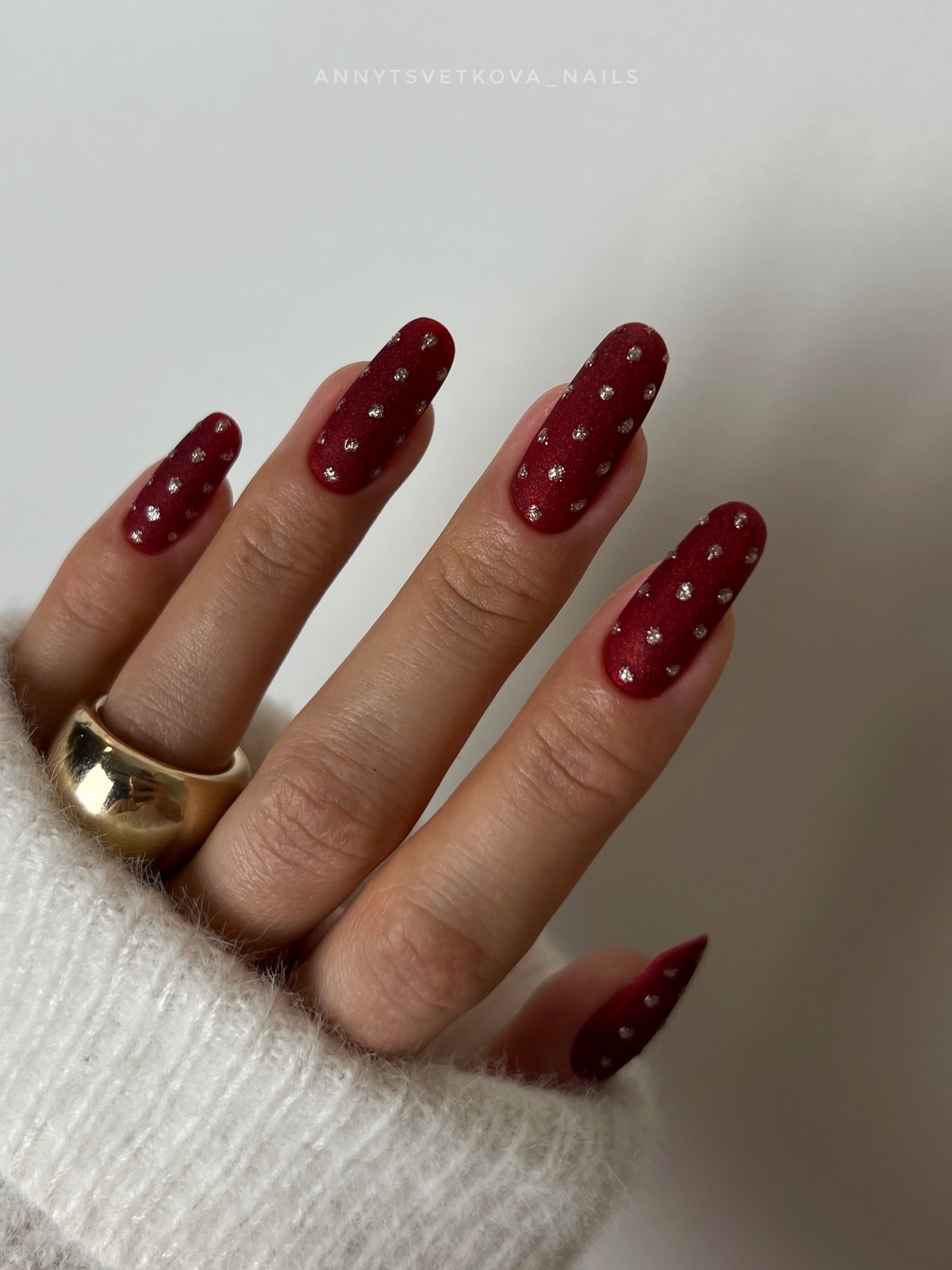 Зимний маникюр в горох на февраль 2026 года