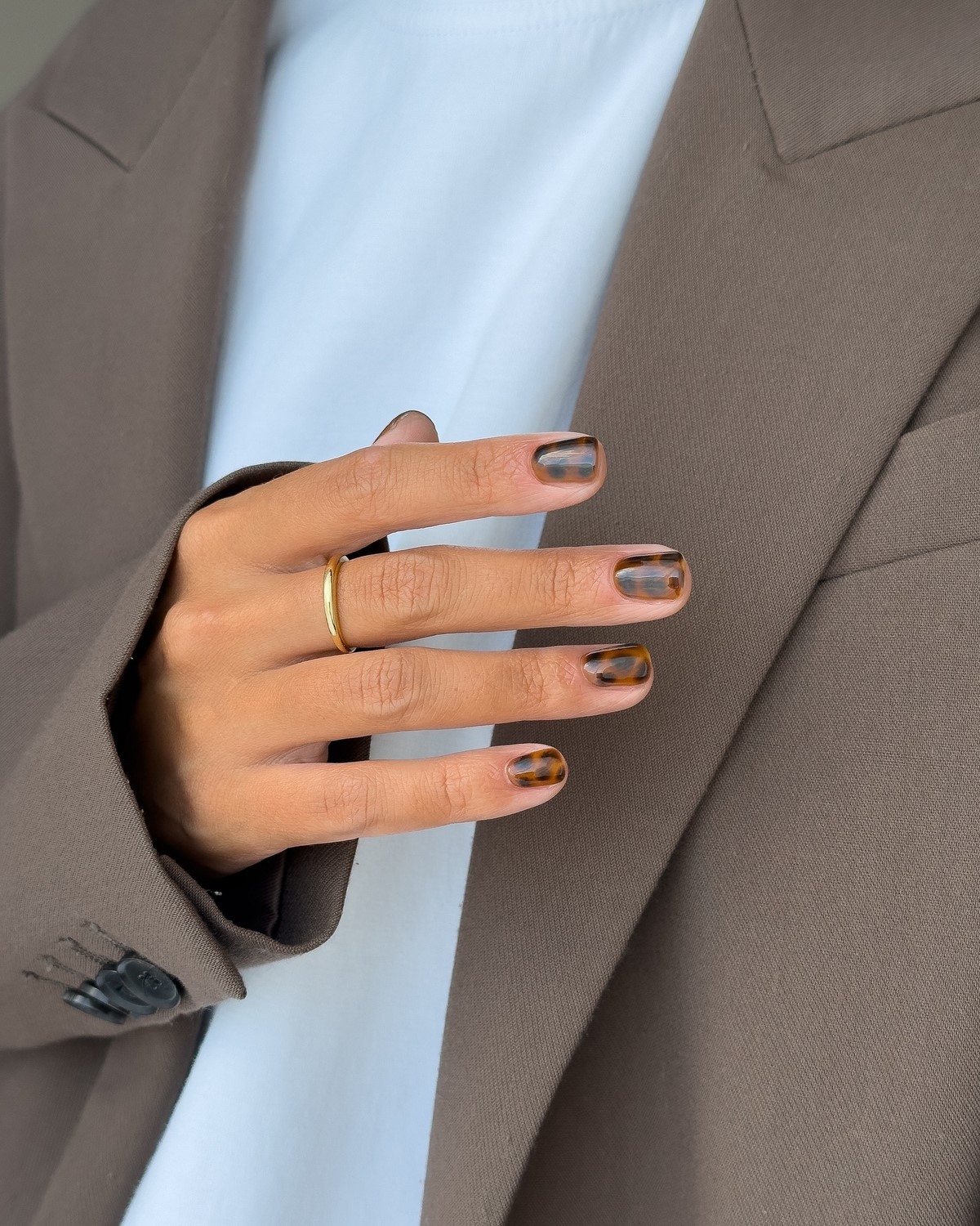 Почему темные короткие ногти выглядят особенно дорого в 2026 году