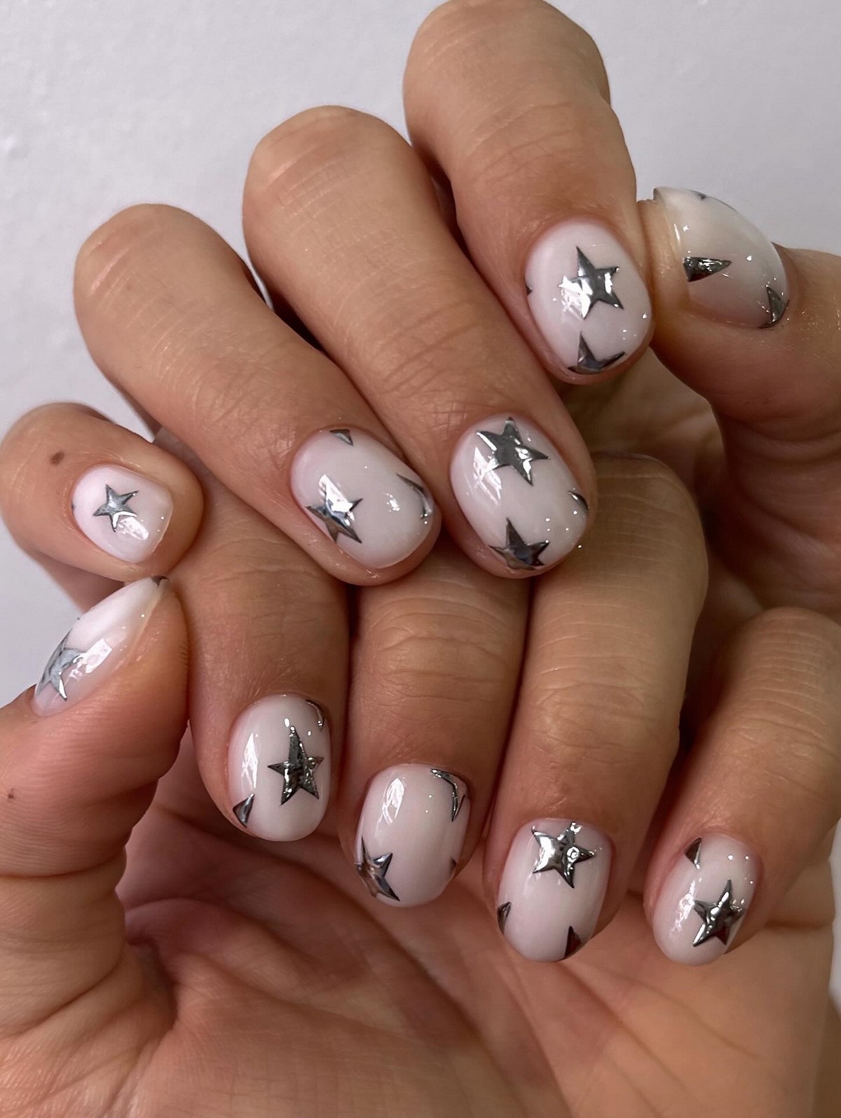 Зимний маникюр с металлическим декором: шик сезона