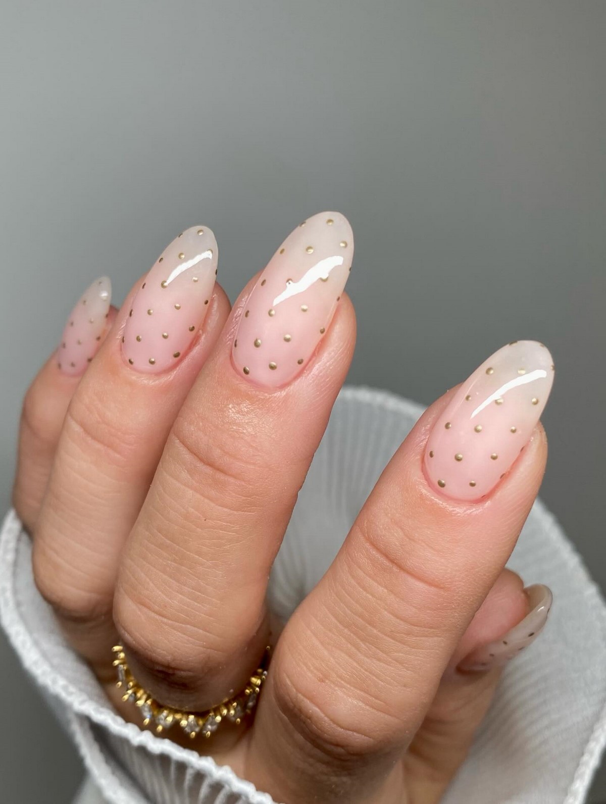 Зимний маникюр в горох на февраль 2026 года