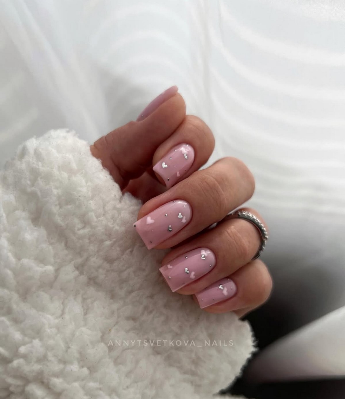 Маникюр с сердечками в феврале 2026: тренды для романтиков
