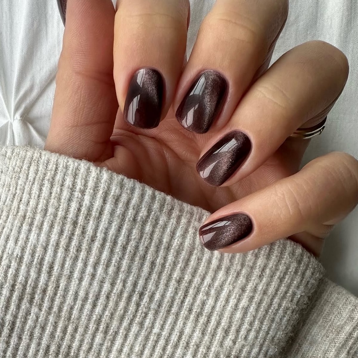 Почему темные короткие ногти выглядят особенно дорого в 2026 году