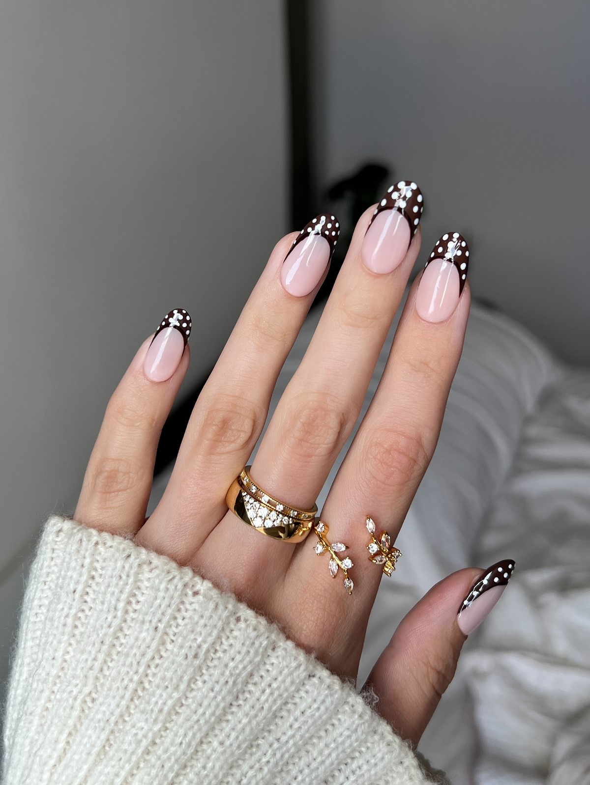 Зимний маникюр в горох на февраль 2026 года