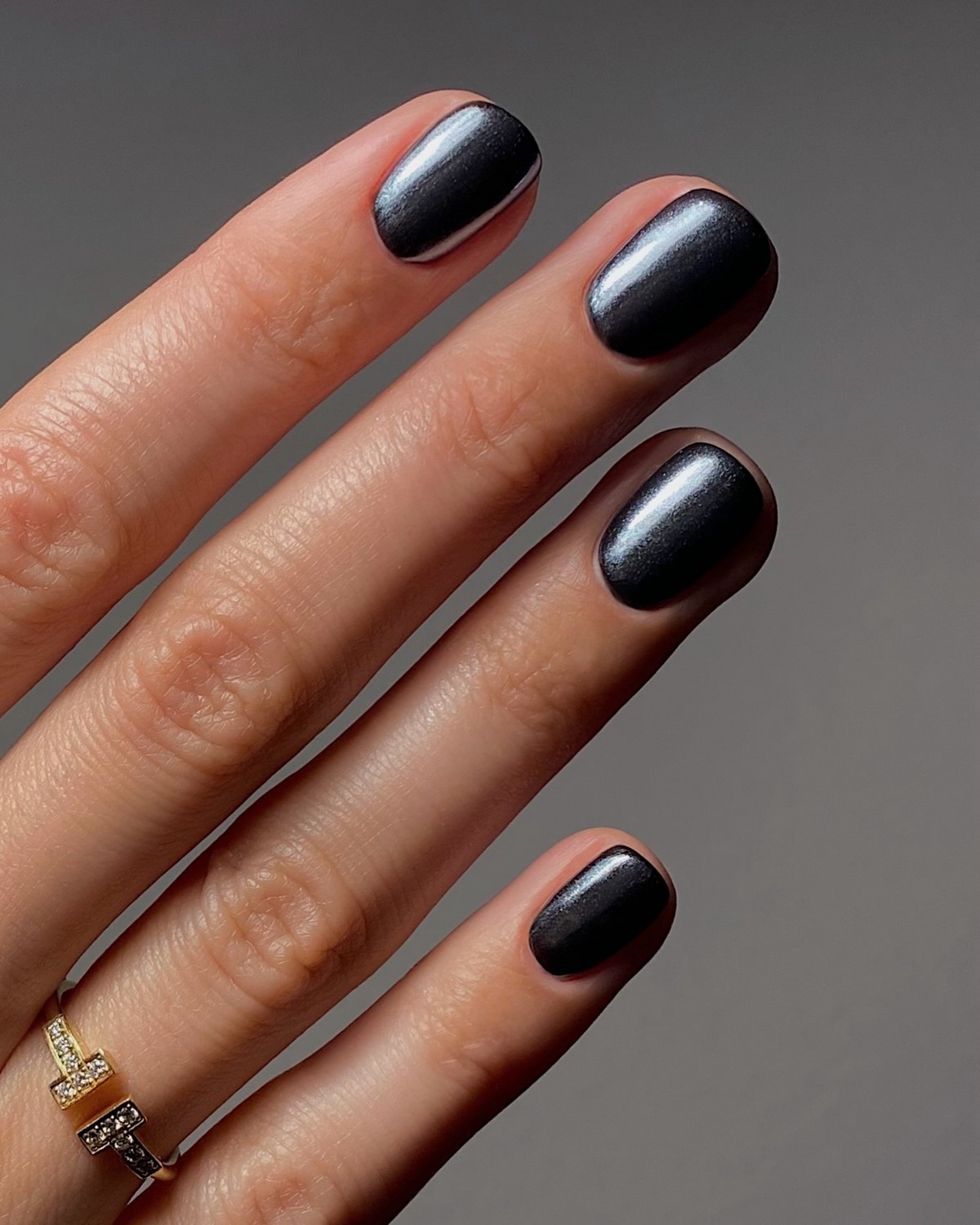 Почему темные короткие ногти выглядят особенно дорого в 2026 году