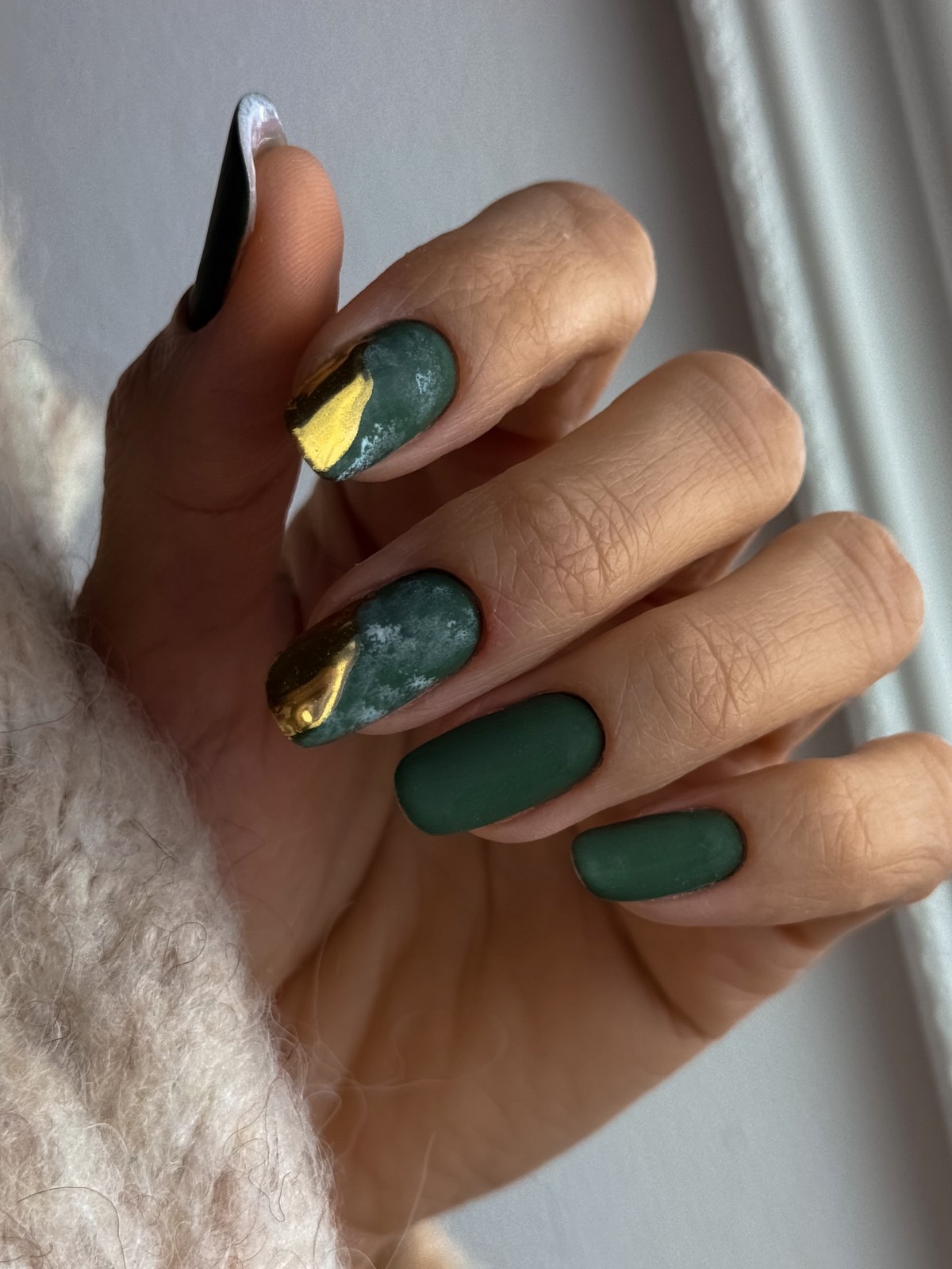 Зимний маникюр с металлическим декором: шик сезона