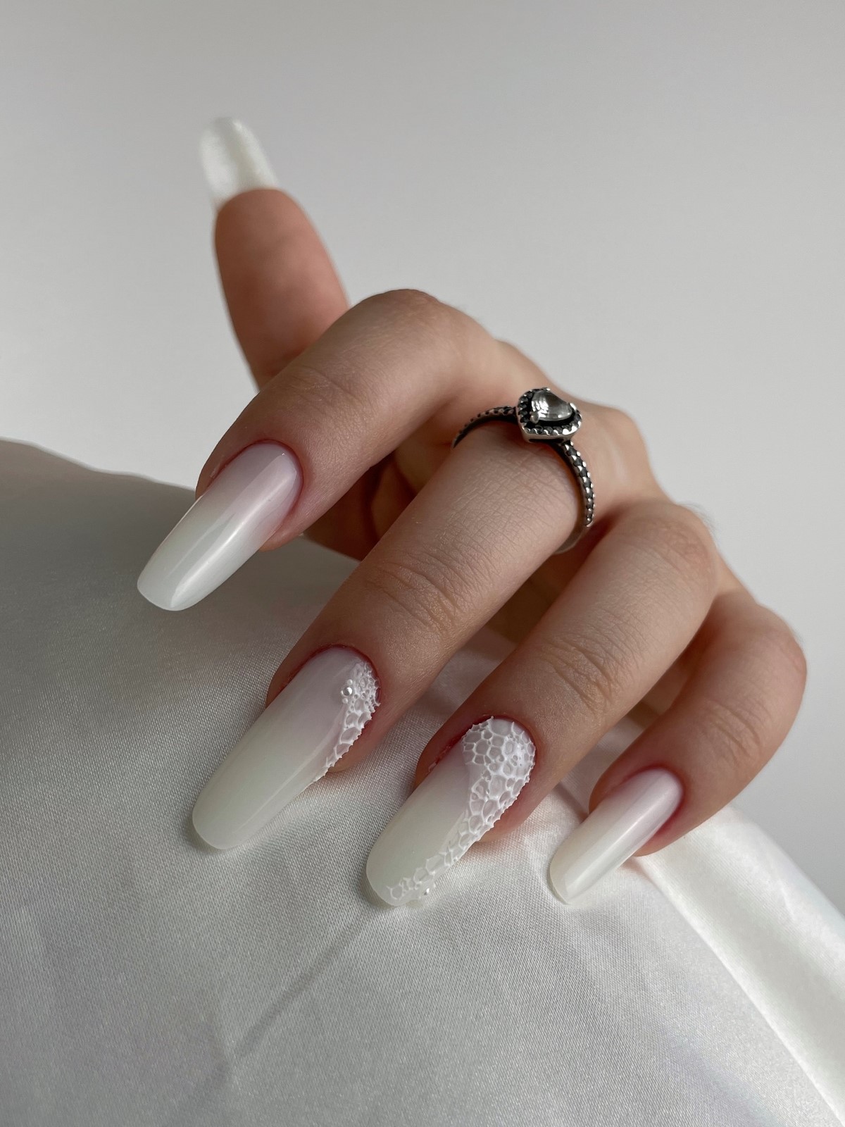 Нежный маникюр в феврале 2026: эстетика легкости и тепла