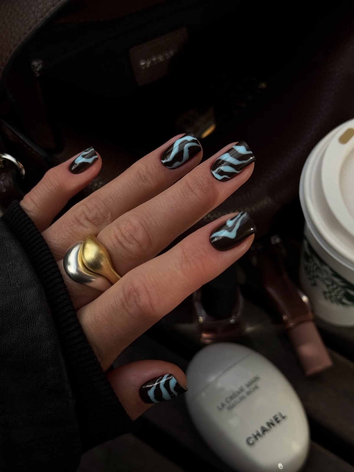 Почему темные короткие ногти выглядят особенно дорого в 2026 году