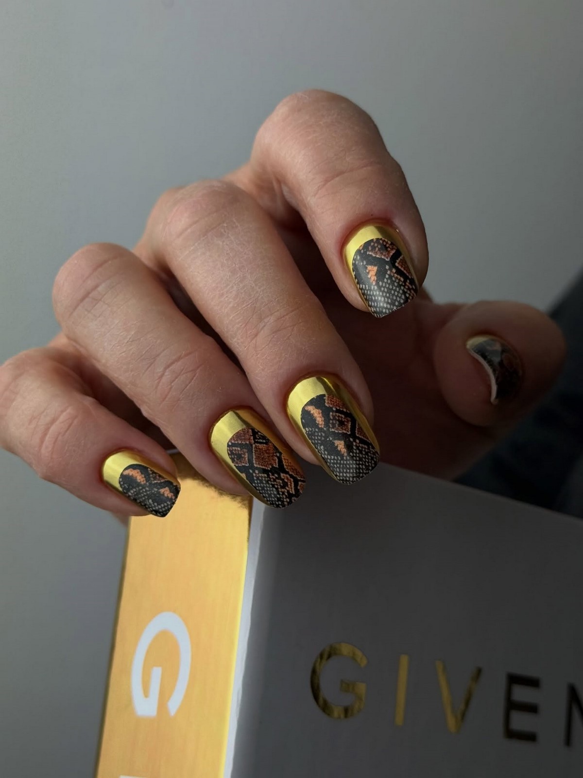 Зимний маникюр с металлическим декором: шик сезона