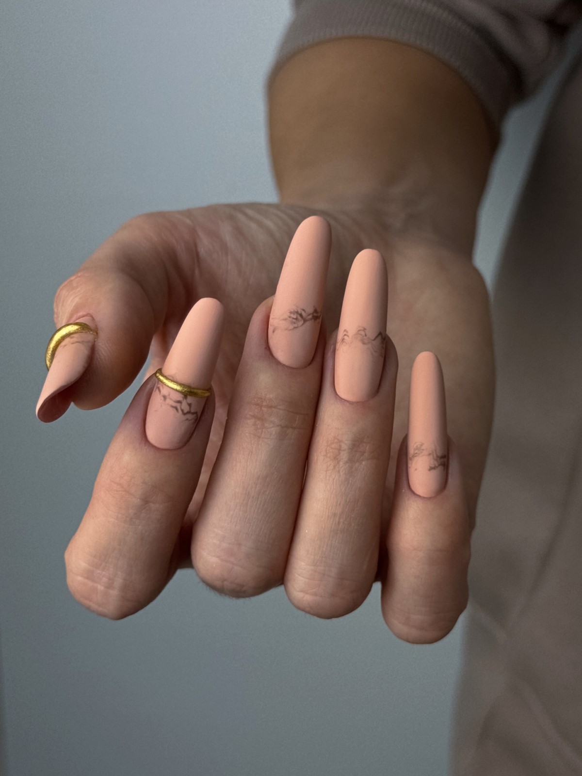 Зимний маникюр с металлическим декором: шик сезона