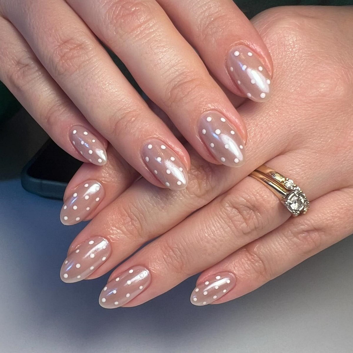 Зимний маникюр в горох на февраль 2026 года