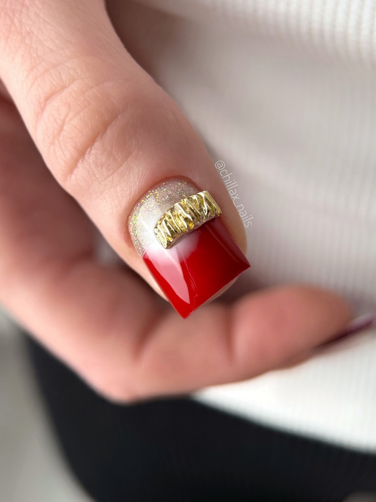 Зимний маникюр с металлическим декором: шик сезона