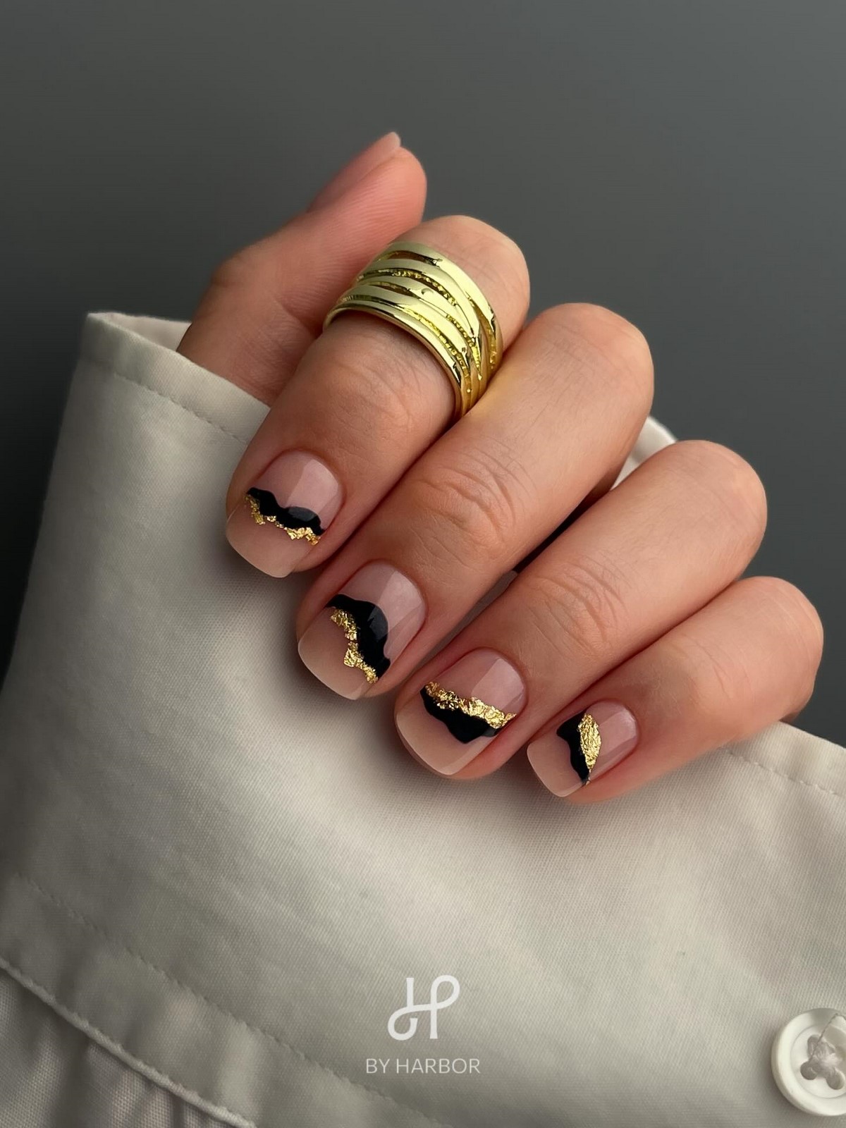 Зимний маникюр с металлическим декором: шик сезона